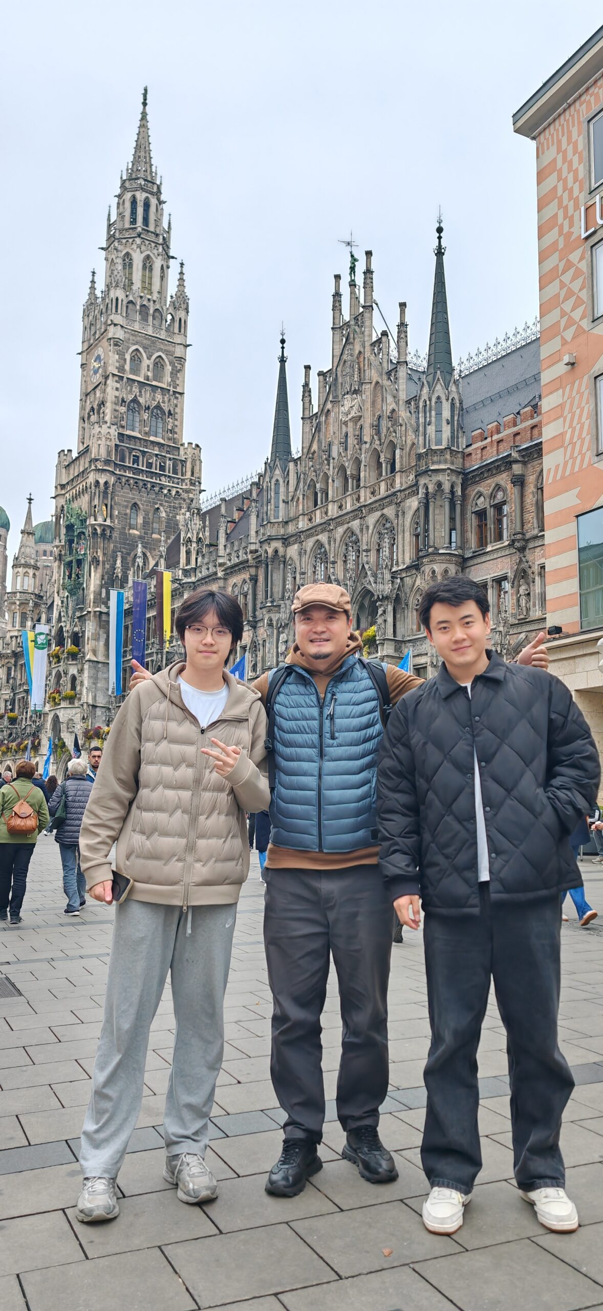 Students and a companion posing in front of Munich's New Town Hall