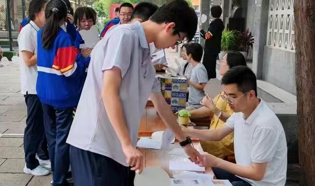 Volunteer service booth interaction