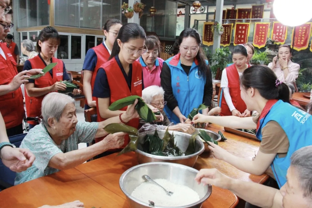 Volunteers accompany elderly people in a hands-on activity